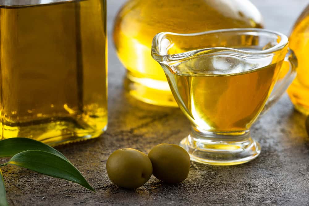 Ελαιόλαδο σε γυάλινη κανάτα