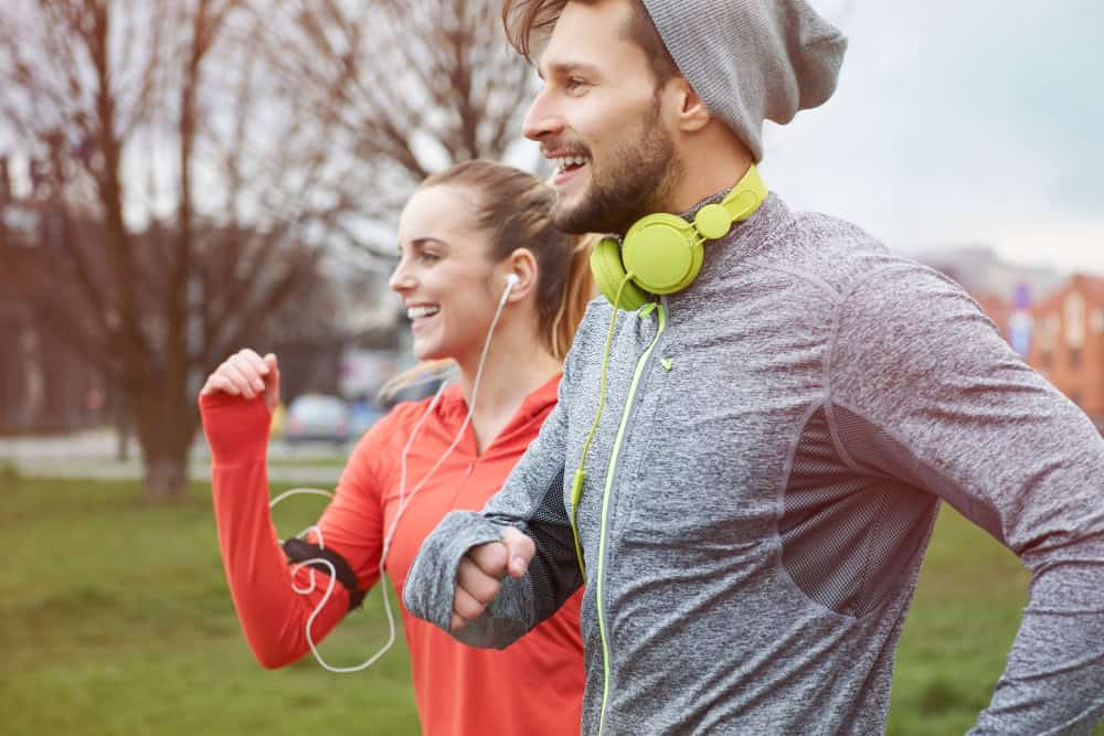 Άνδρας και γυναίκα κάνουν jogging