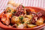 Χταπόδι στιφάδο με baby potatoes
