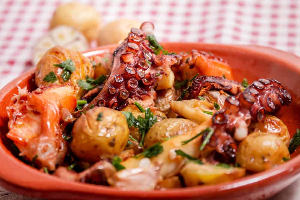 Χταπόδι στιφάδο με baby potatoes