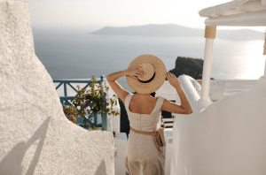 Γυναίκα ταξιδεύει τον δεκαπενταύγουστο