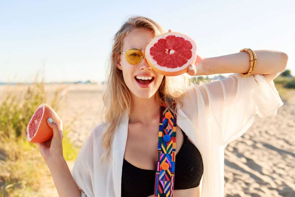 Κοπέλα που απολαμβάνει grapefruit