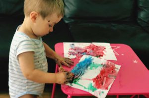 Μικρό παιδάκι που αασχολείται με τη ζωγραφική
