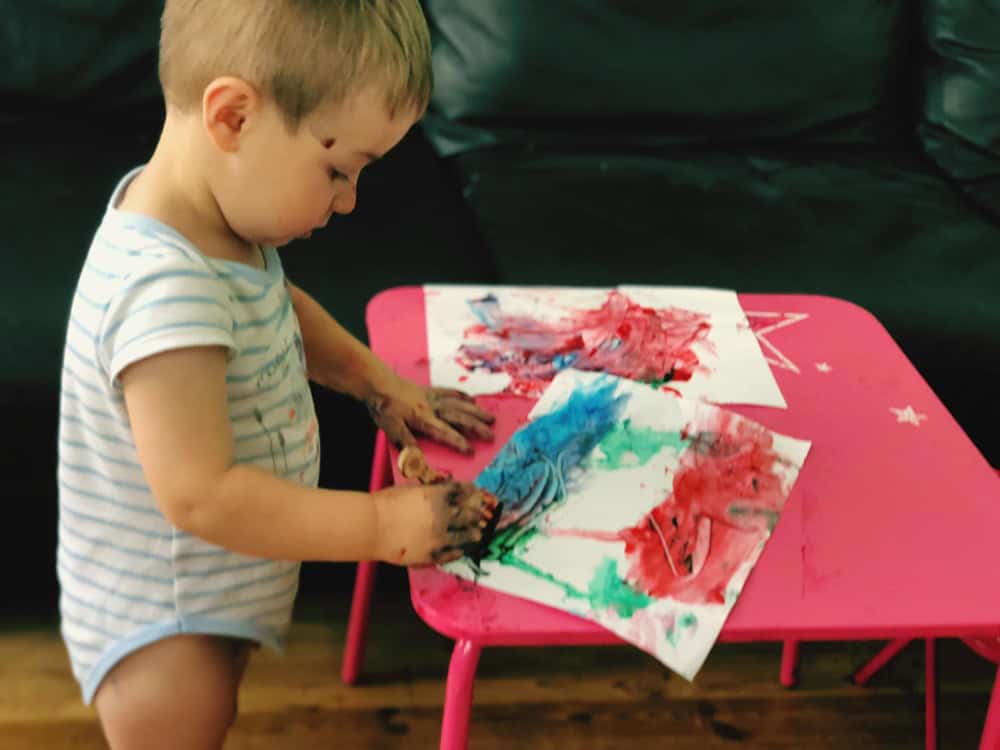 Μικρό παιδάκι που αασχολείται με τη ζωγραφική