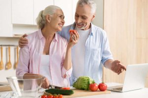 Healthy couple eatigng healthy