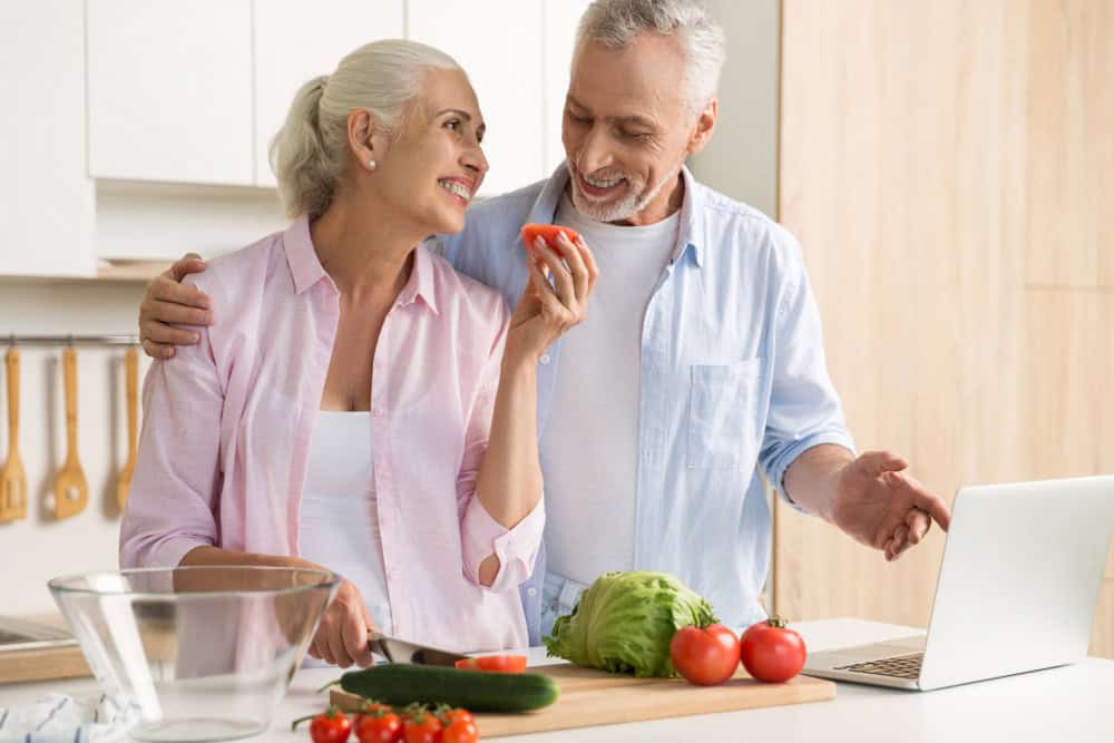 Healthy couple eatigng healthy