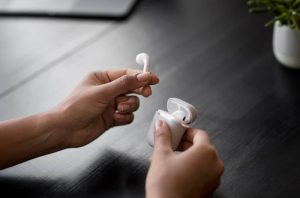 cleaning airpods