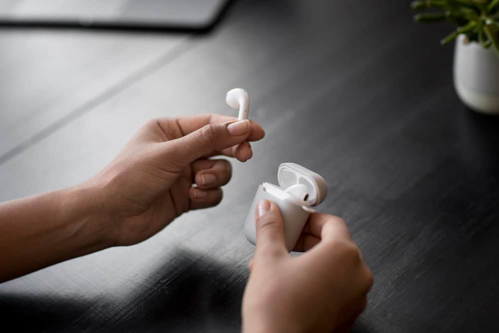 cleaning airpods